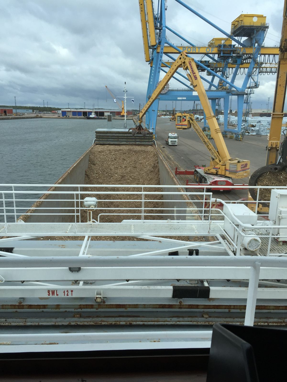 Loading a ship's hold by grab at a European port